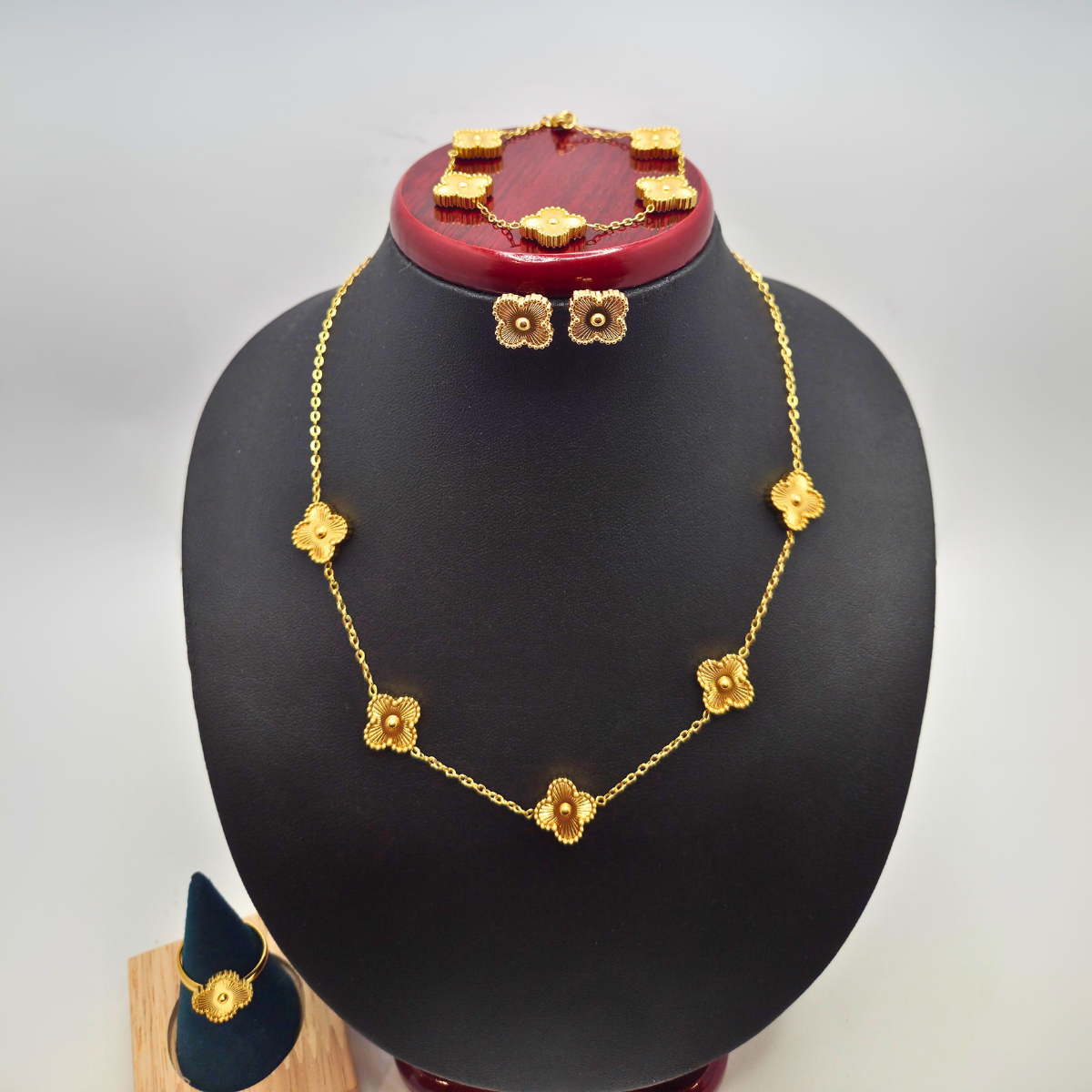 Conjunto de Joyería Trébol Texturizado 100% Acero Bañado en Oro 18K