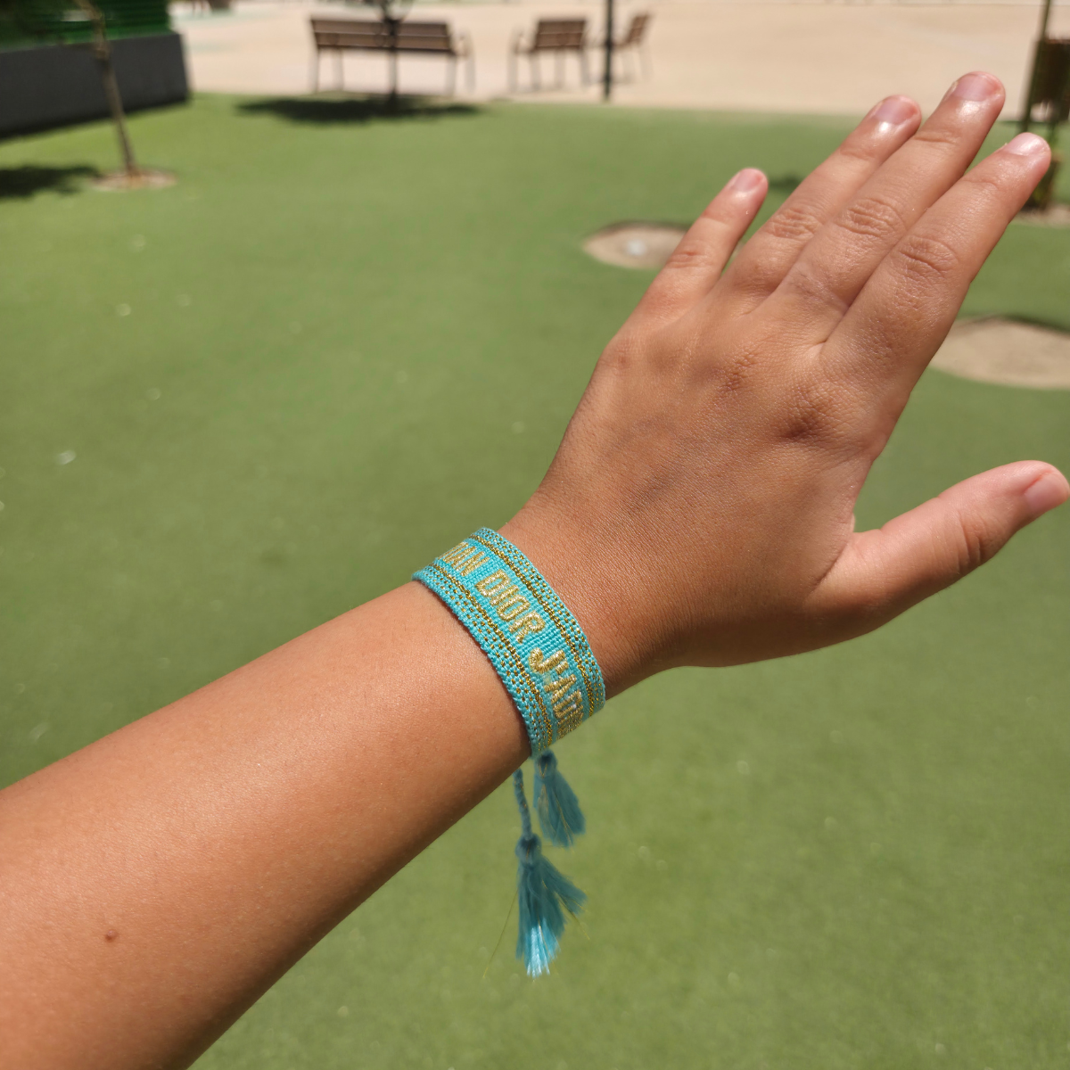 Bracelet en tissu bleu avec broderies dorées et pompons - Modèle ajustable