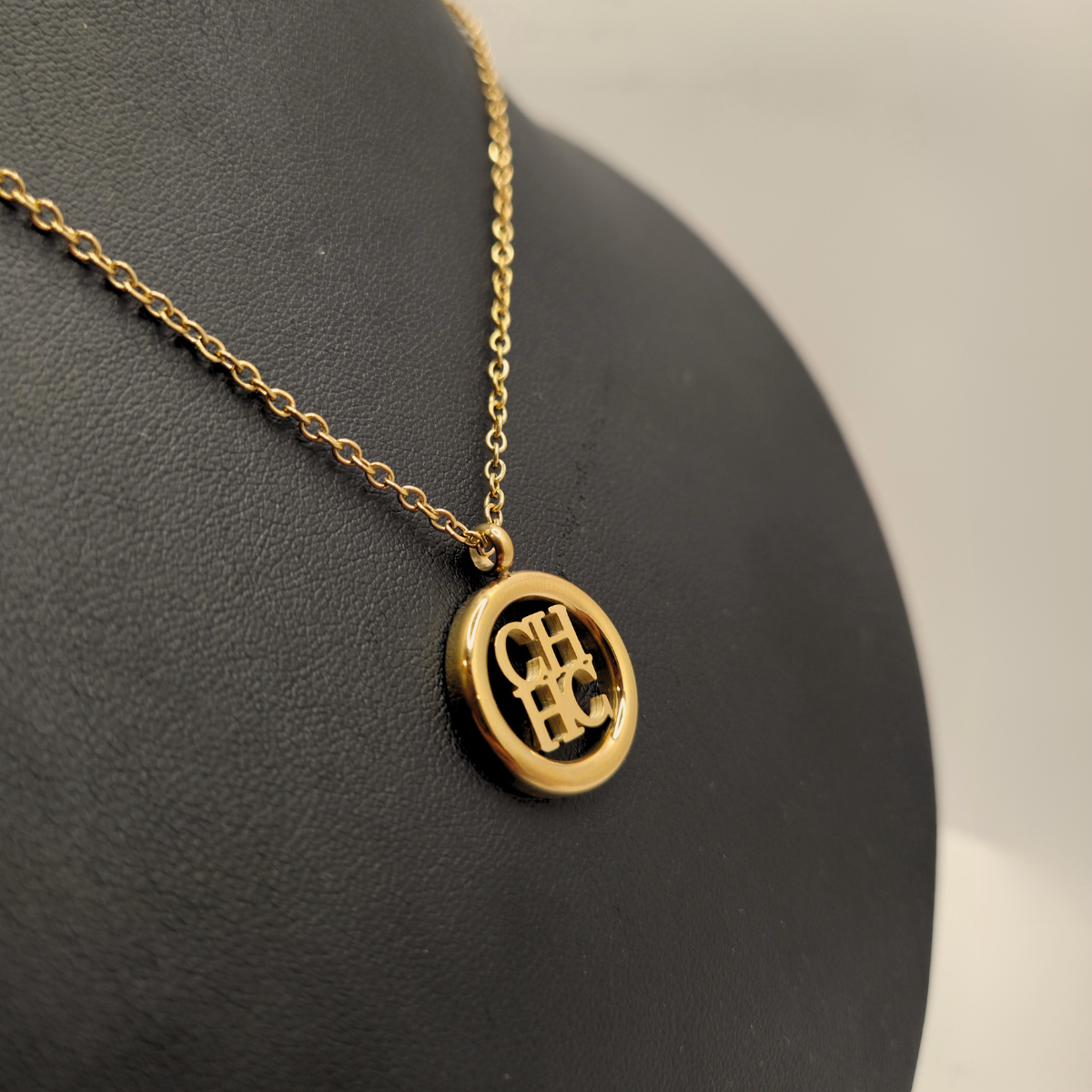 Conjunto de Joyería Circular con Detalles Grabados 100% Acero Bañado en Oro 18K