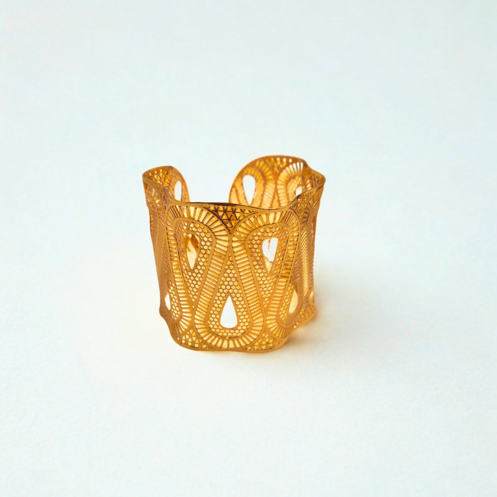 Conjunto de Brazalete Ancho y Anillo Calado 100% Acero Bañado en Oro 18K