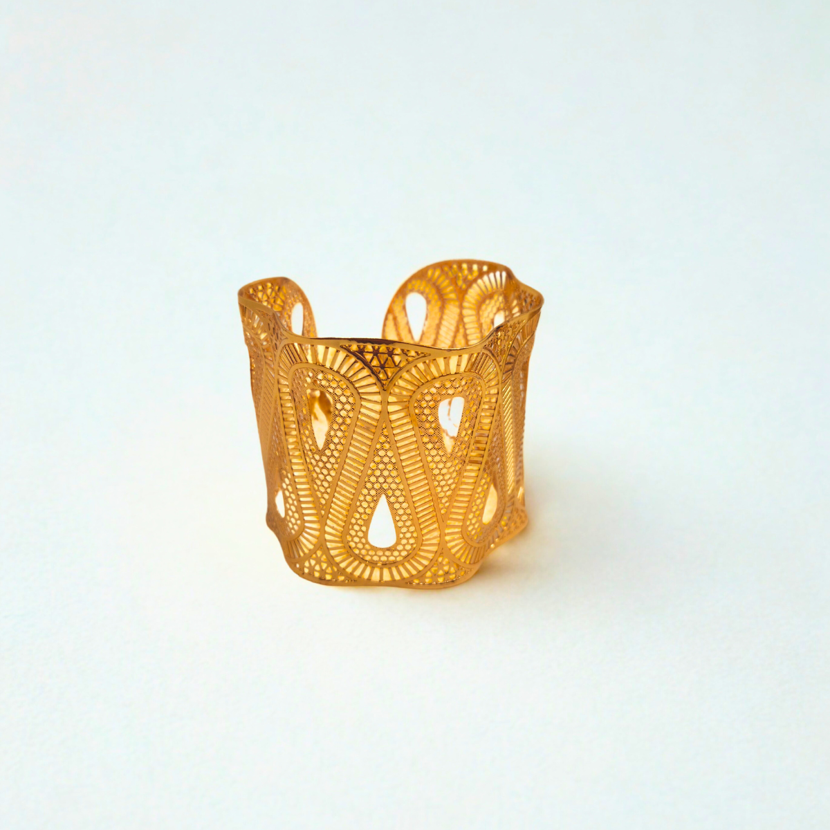 Conjunto de Brazalete Ancho y Anillo Calado 100% Acero Bañado en Oro 18K