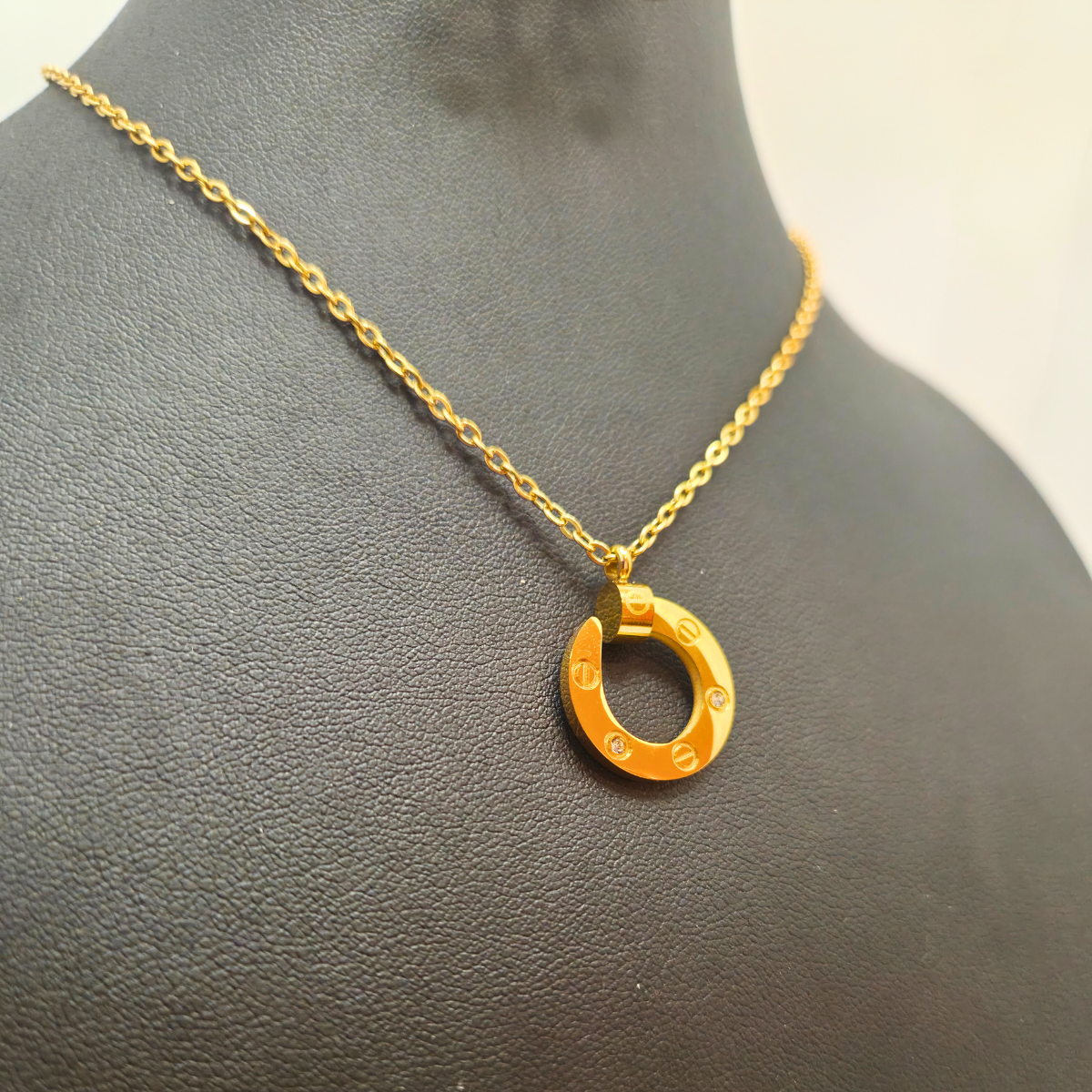 Conjunto de Collar y Pendientes con Diseño Circular y Circonitas 100% Acero Bañado en Oro 18K