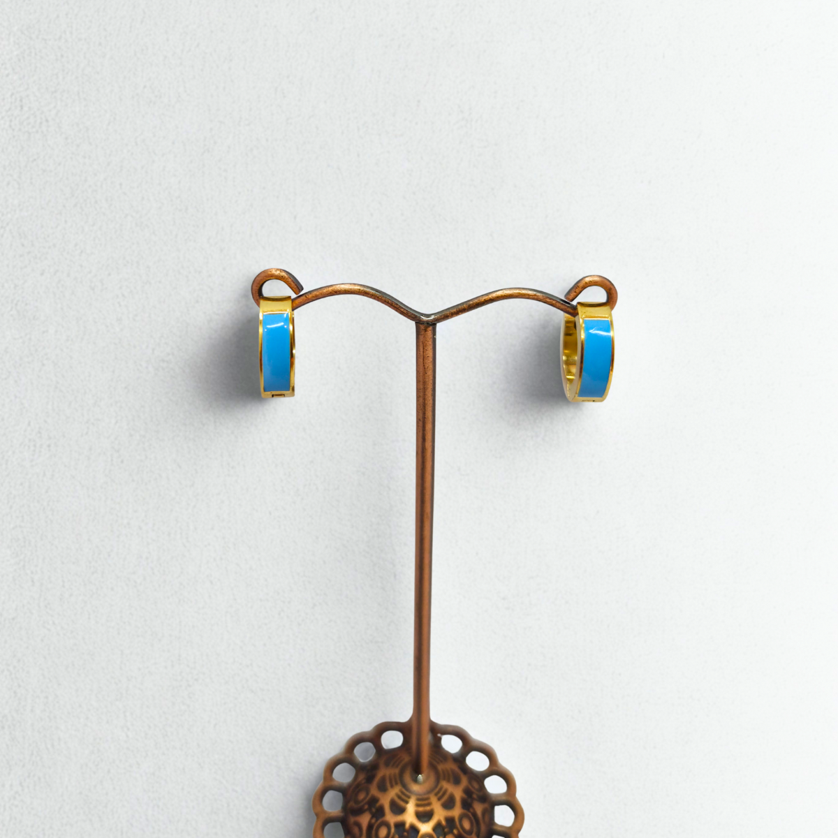 Pendientes de Aro Robusto con Detalle de Esmalte Azul Eléctrico - 100% Acero Bañado en Oro 18K
