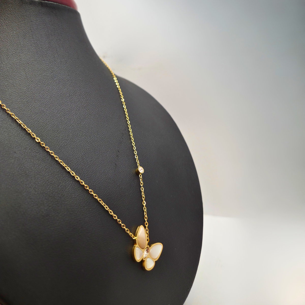 Collier Papillon avec Nacre et Zircone 100% Acier Plaqué Or 18K