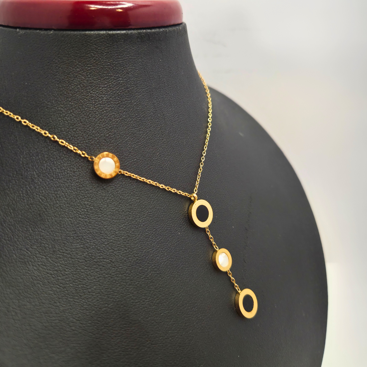 Collar Lariat con Círculos de Nácar, Negro y Números Romanos 100% Acero Bañado en Oro 18K