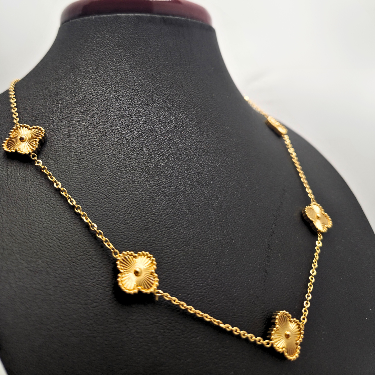 Collar de Trébol Texturizado 100% Acero Bañado en Oro 18K