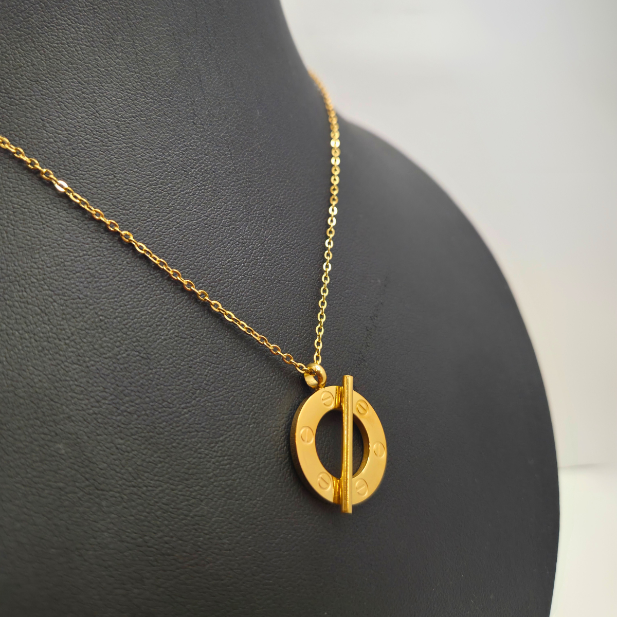 Conjunto de Joyería Circular con Barra Diagonal y Detalles de Tornillo 100% Acero Bañado en Oro 18K
