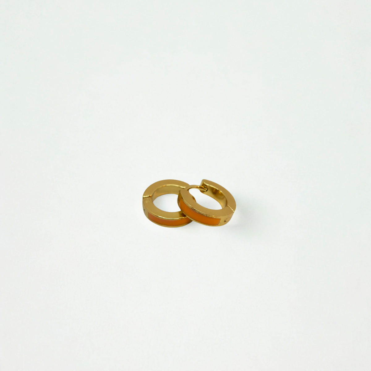 Pendientes de Aro Robusto con Detalle de Esmalte Naranja - 100% Acero Bañado en Oro 18K