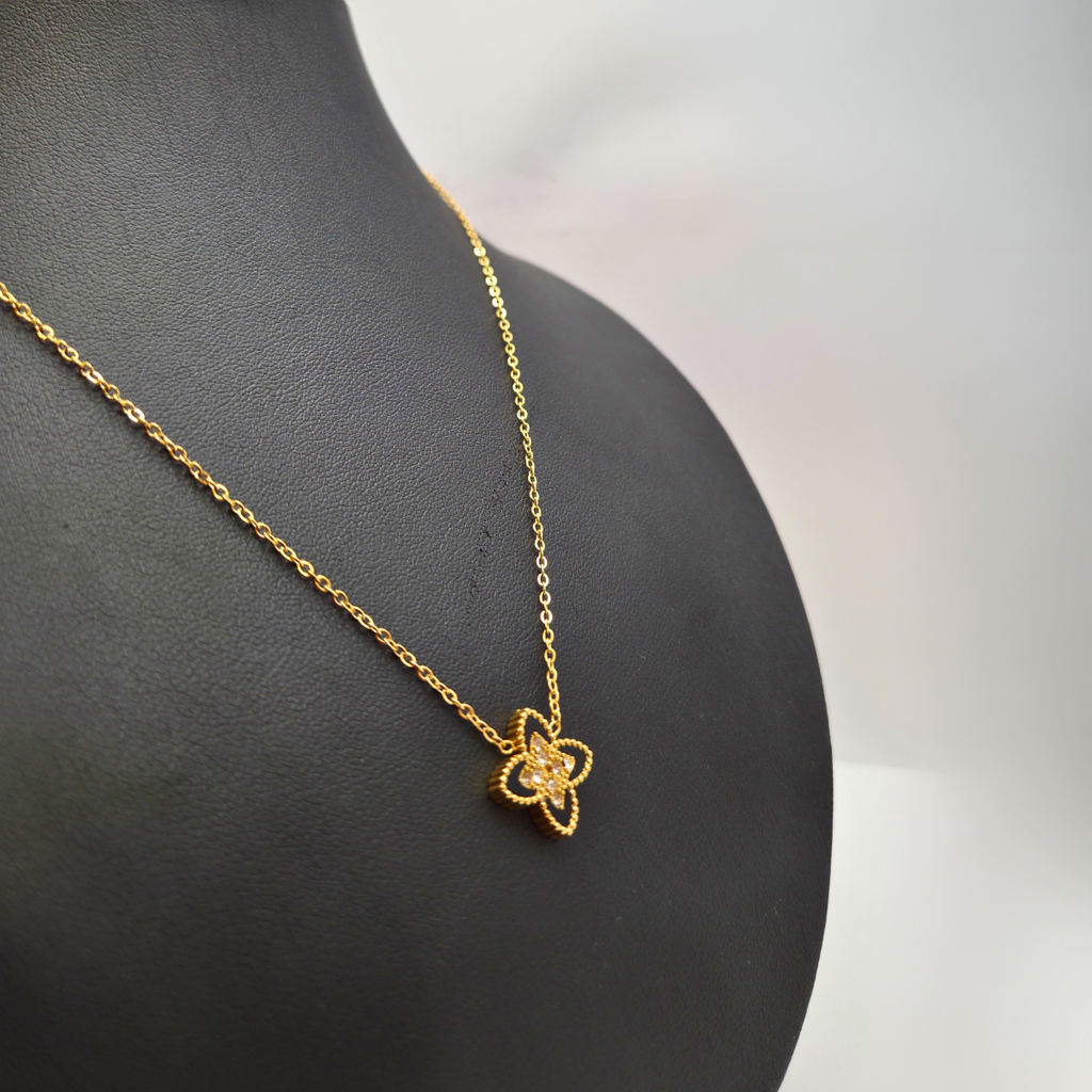 Collier pendentif fleur à quatre pétales avec zircone, 100 % acier plaqué or 18 carats
