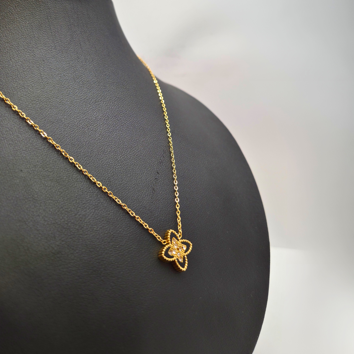 Collar con Colgante Flor de Cuatro Pétalos con Circonitas 100% Acero Bañado en Oro 18K