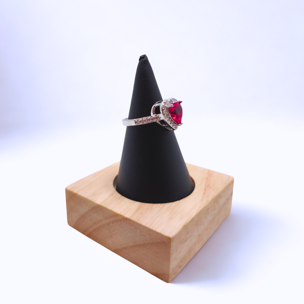 Bague ajustable « Reine de cœur » avec zircone rouge et halo – Acier plaqué or blanc 18 carats