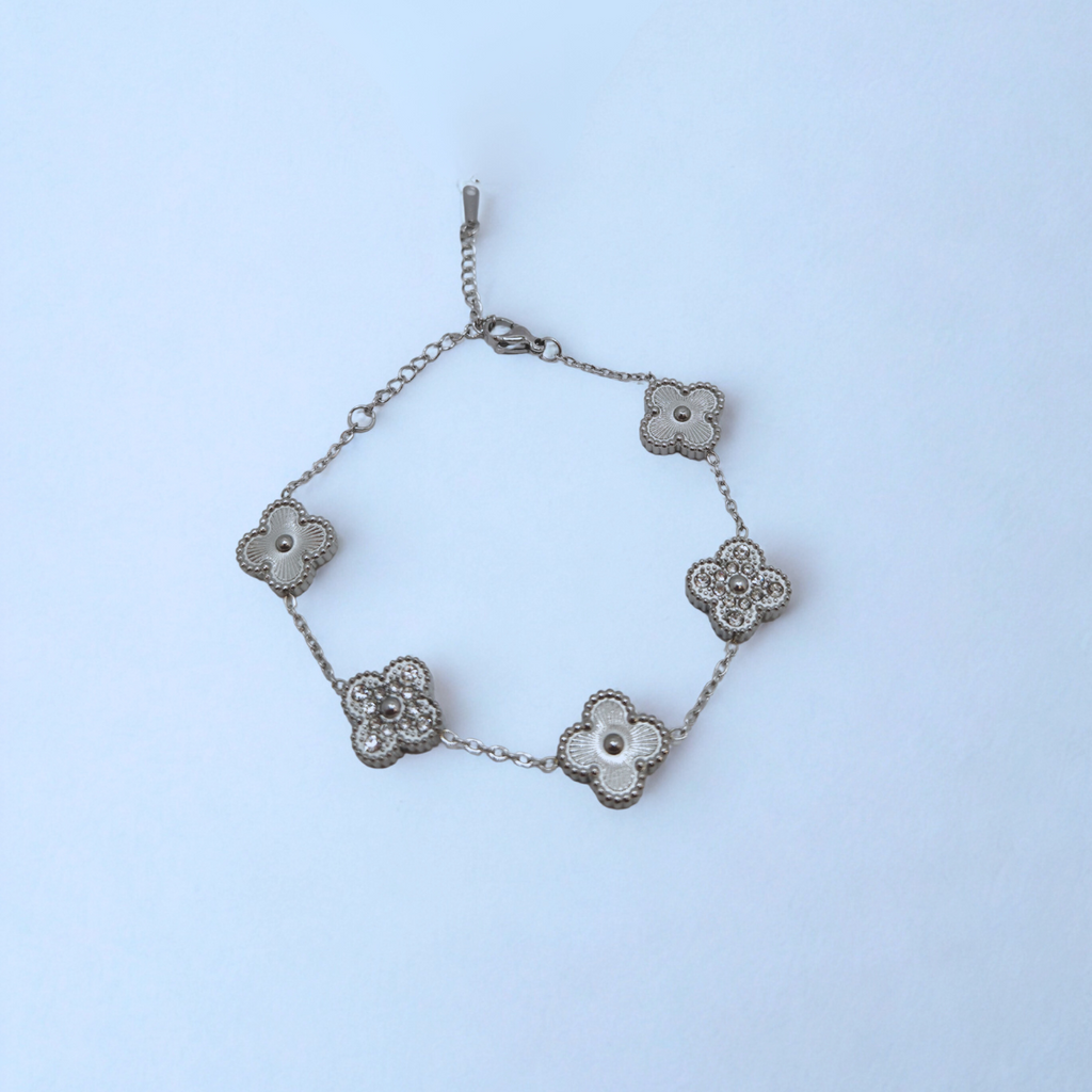 Pulsera de Trébol Plateada con Detalles de Brillo 100% Acero Inoxidable