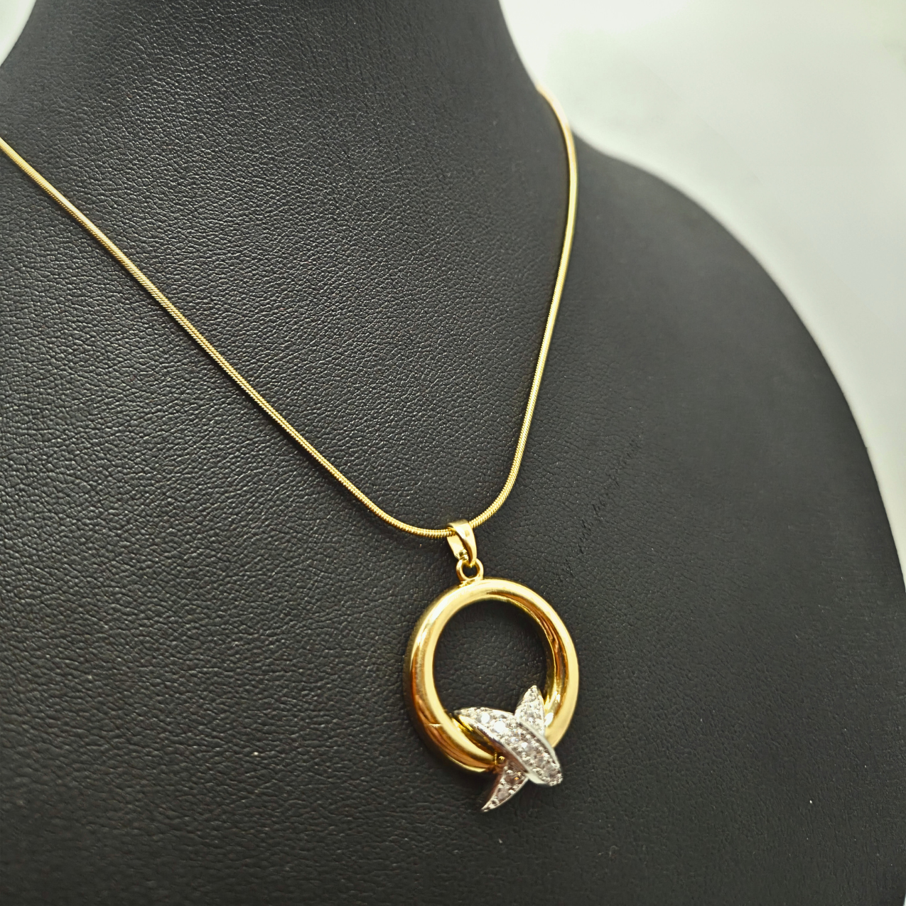 Collar Círculo y 'X' con Circonitas 100% Acero Bañado en Oro 18K