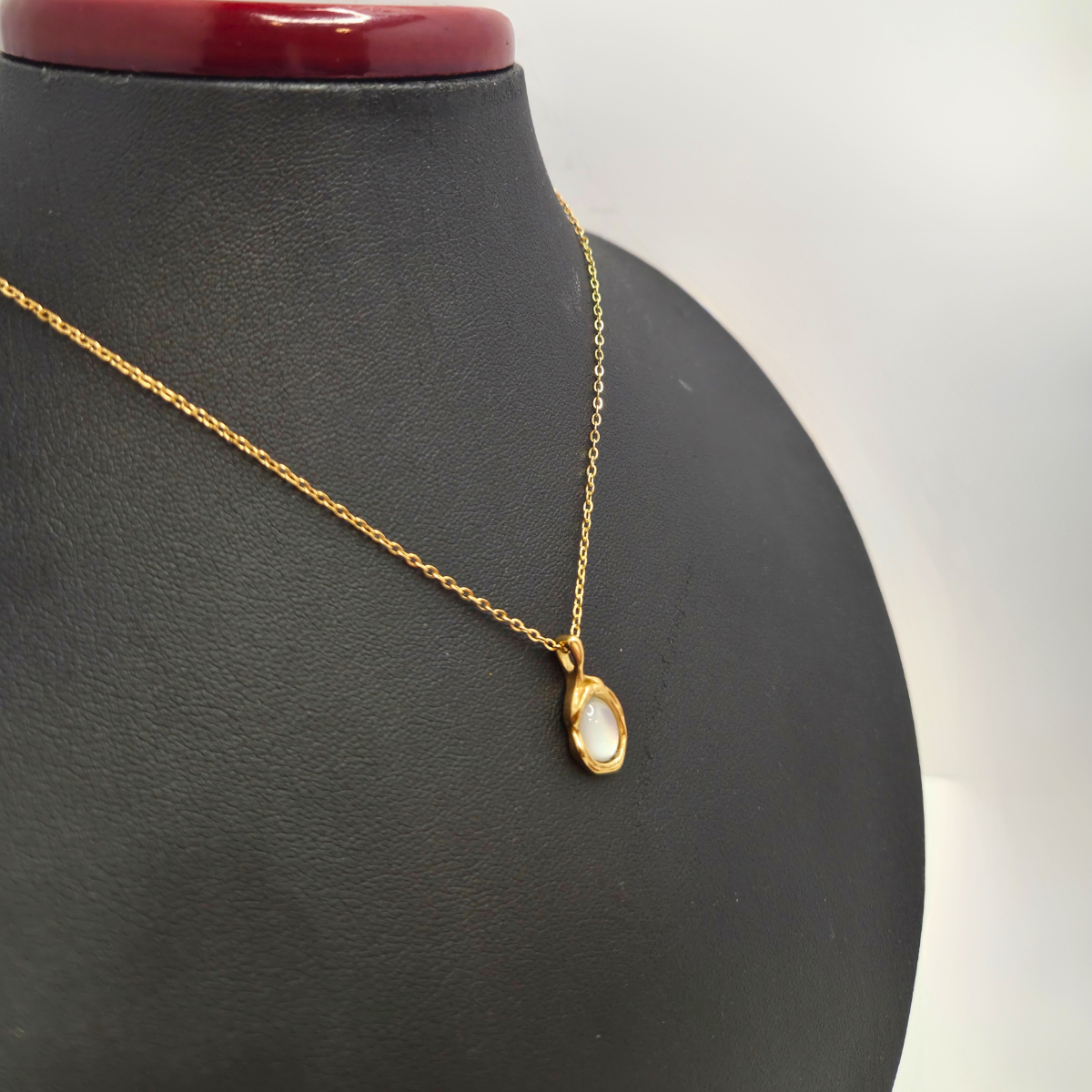 Collier avec pendentif ovale en nacre 100 % acier plaqué or 18 carats