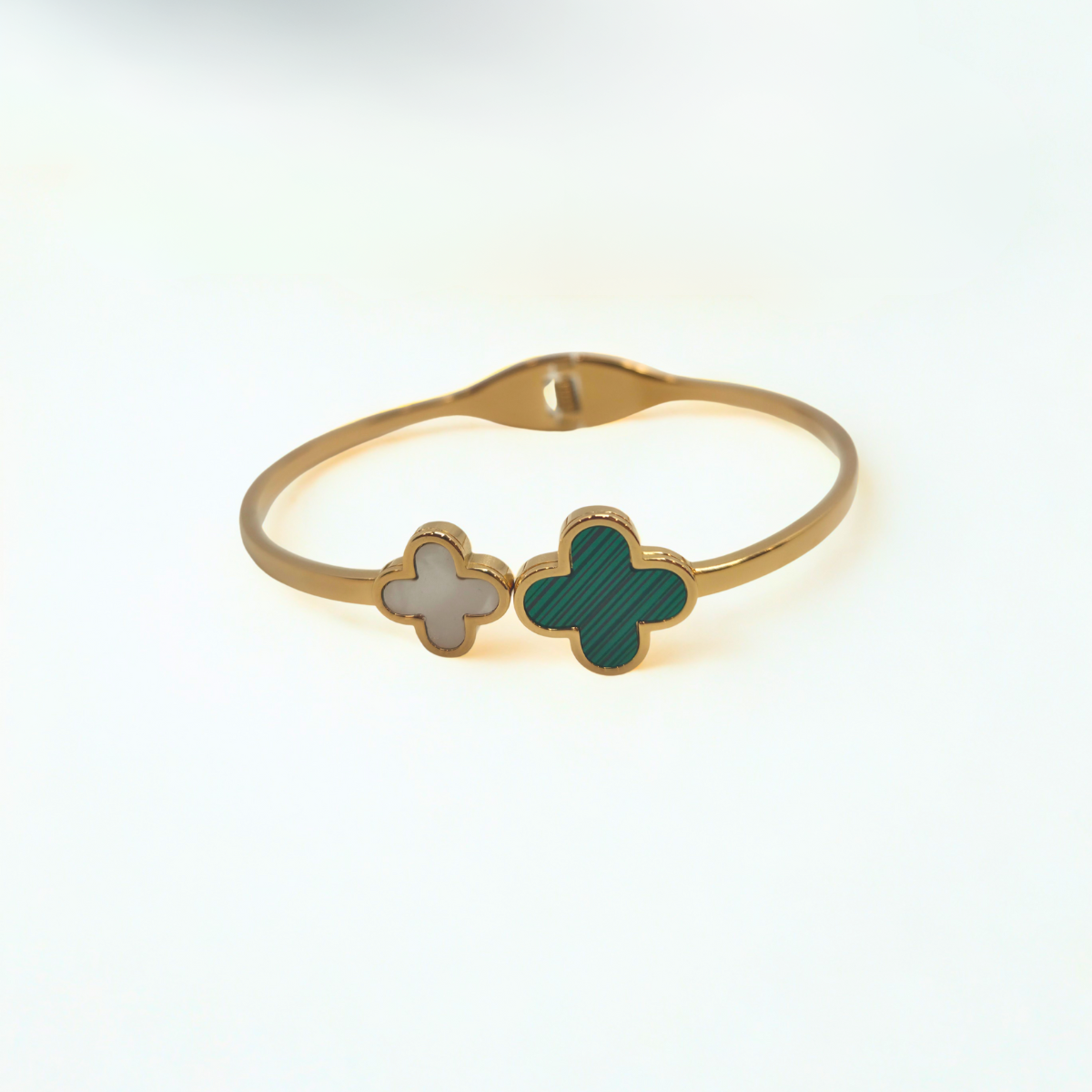 Pulsera Rígida con Trébol Blanco Nácar y Verde Malaquita 100% Acero Bañado en Oro 18K