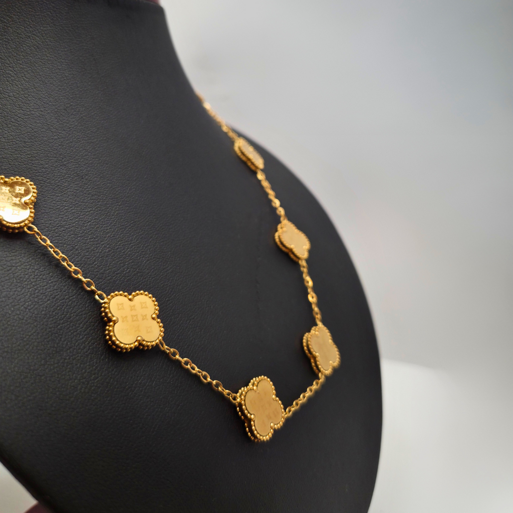 Collar de Trébol Dorados con Patrón Grabado 100% Acero Bañado en Oro 18K