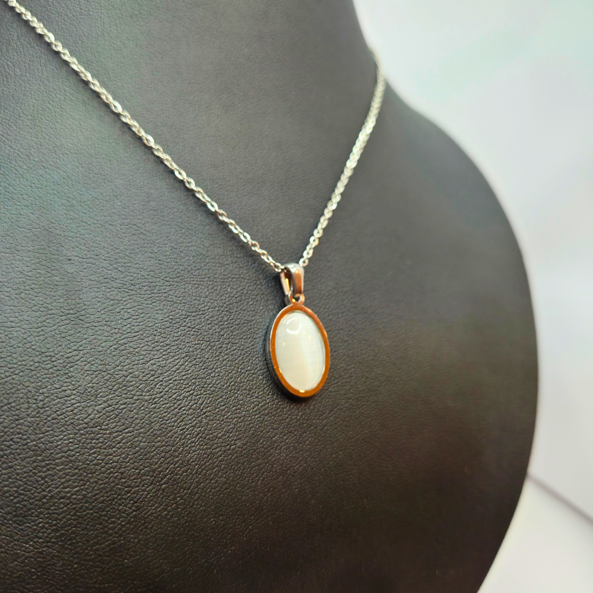 Conjunto de Joyas Clásico con Nácar Blanco - Pendientes y Collar 100% Acero Bañado en Plata