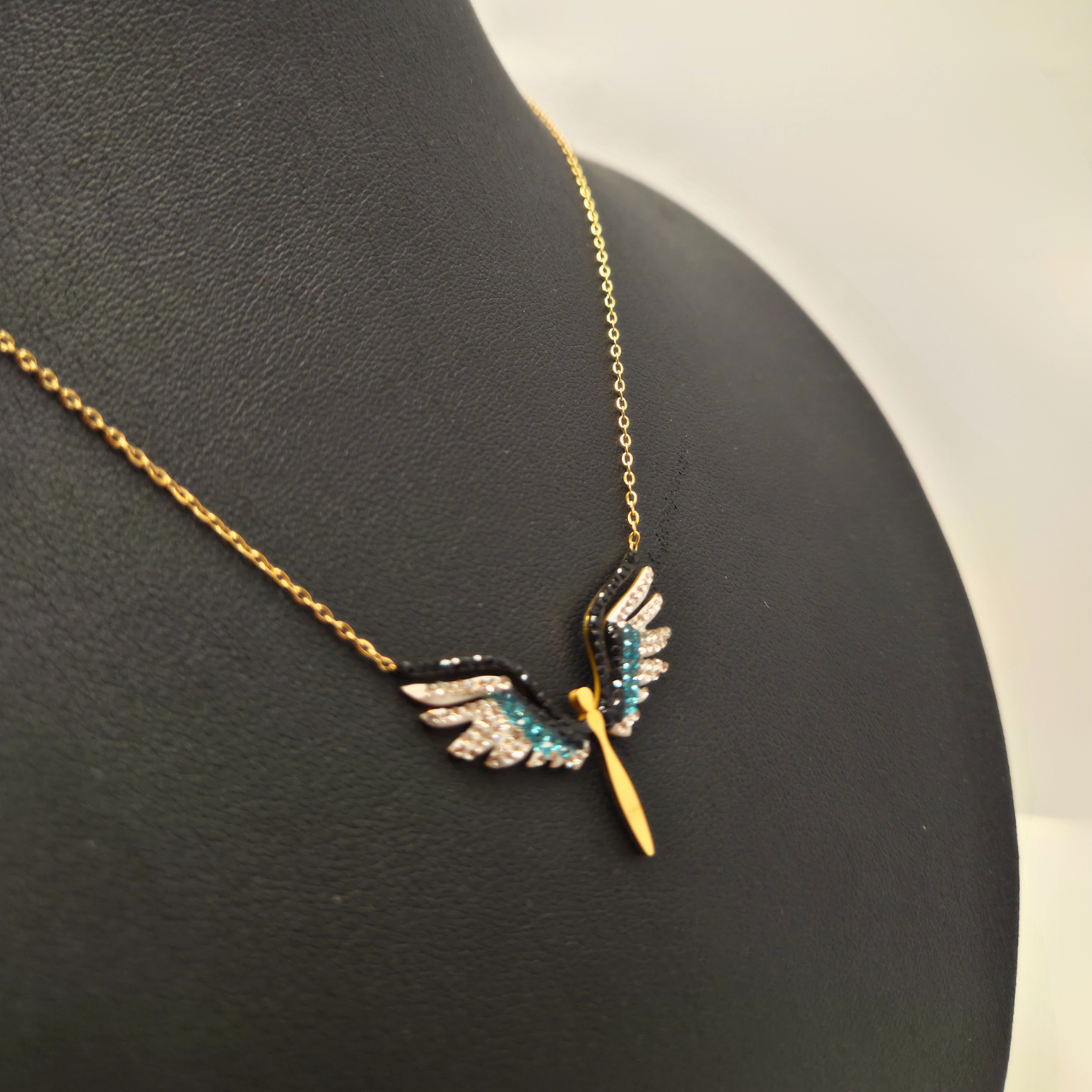 Collar Alas de Ángel con Circonitas Multicolor 100% Acero Bañado en Oro 18K