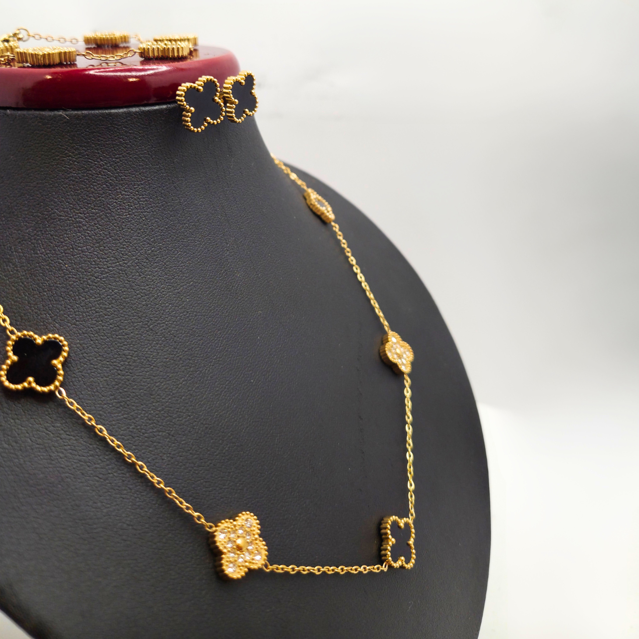 Conjunto de Lujo Tréboles Negros y Circonitas - Acero Bañado en Oro 18K