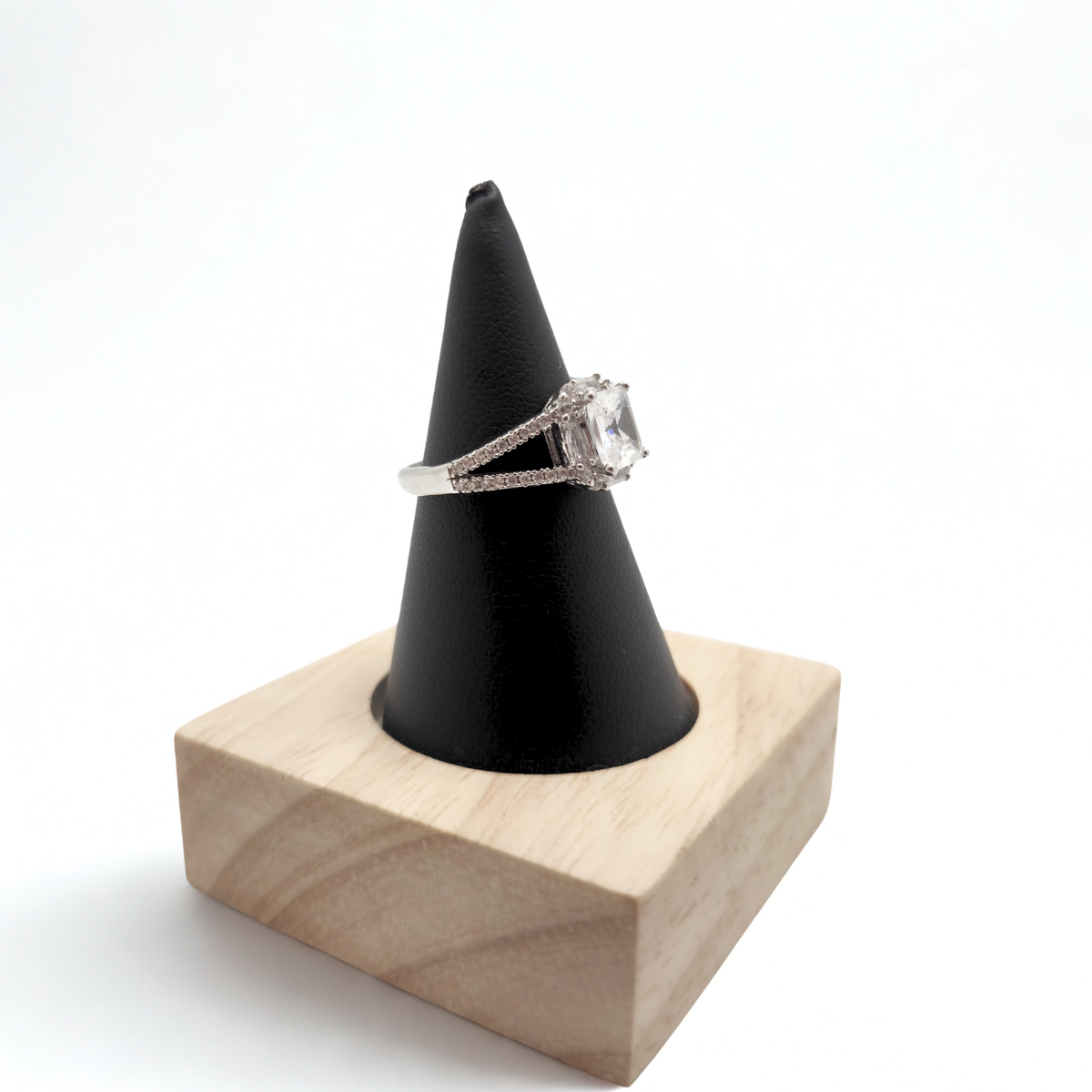 Bague ajustable « Versailles » avec zircone carrée et halo – Acier plaqué or blanc 18 carats