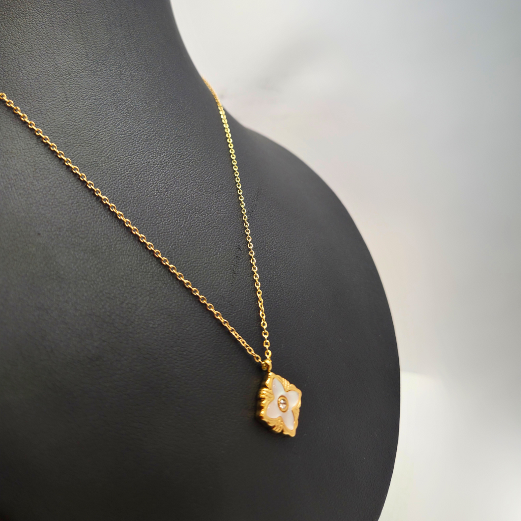 Collar Flor de Cuatro Pétalos con Nácar y Circonita Central 100% Acero Bañado en Oro 18K