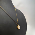 Collar Flor de Cuatro Pétalos con Nácar y Circonita Central 100% Acero Bañado en Oro 18K
