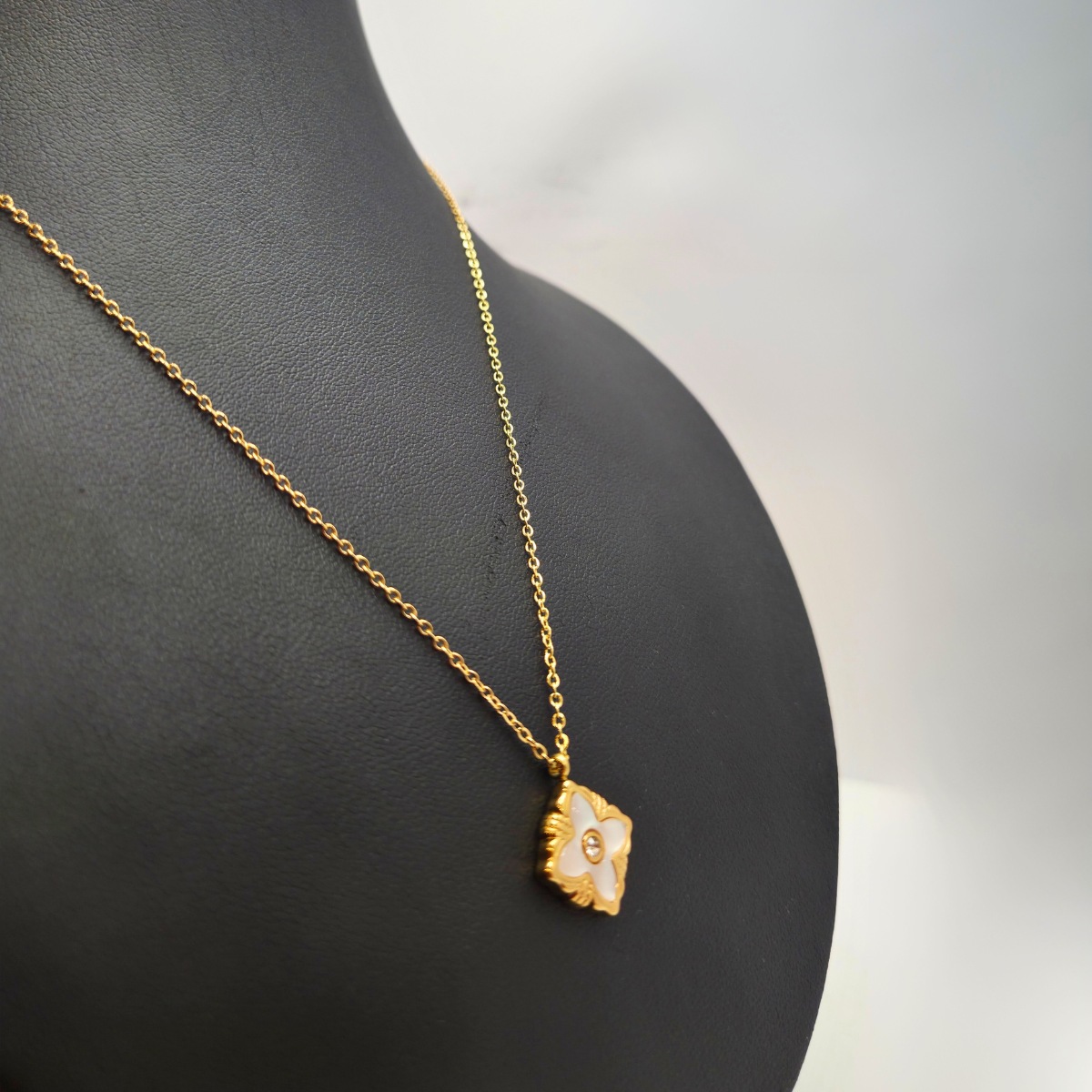 Collier fleur à quatre pétales avec nacre et zircone centrale 100 % acier plaqué or 18 carats