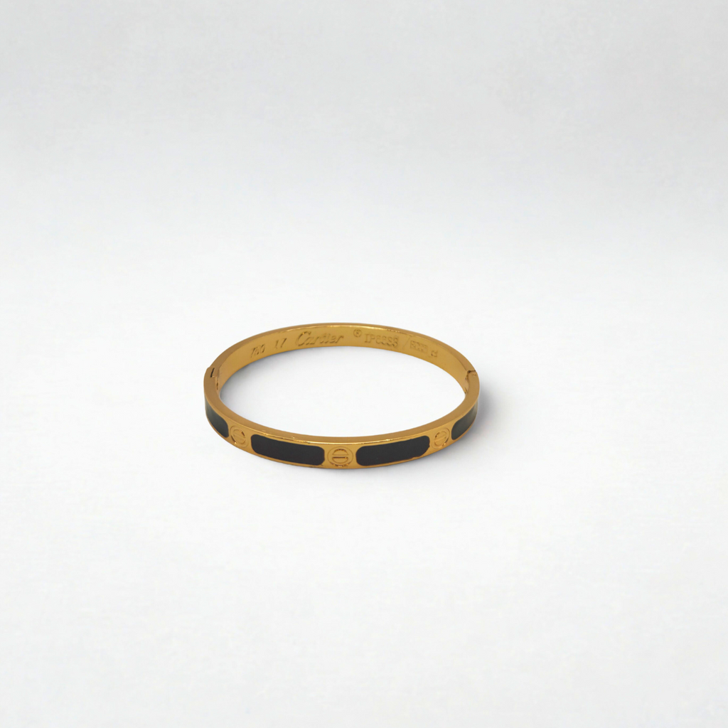 Pulsera Brazalete de Acero Chapado en Oro de 18K 100% con Detalles Esmaltados en Negro