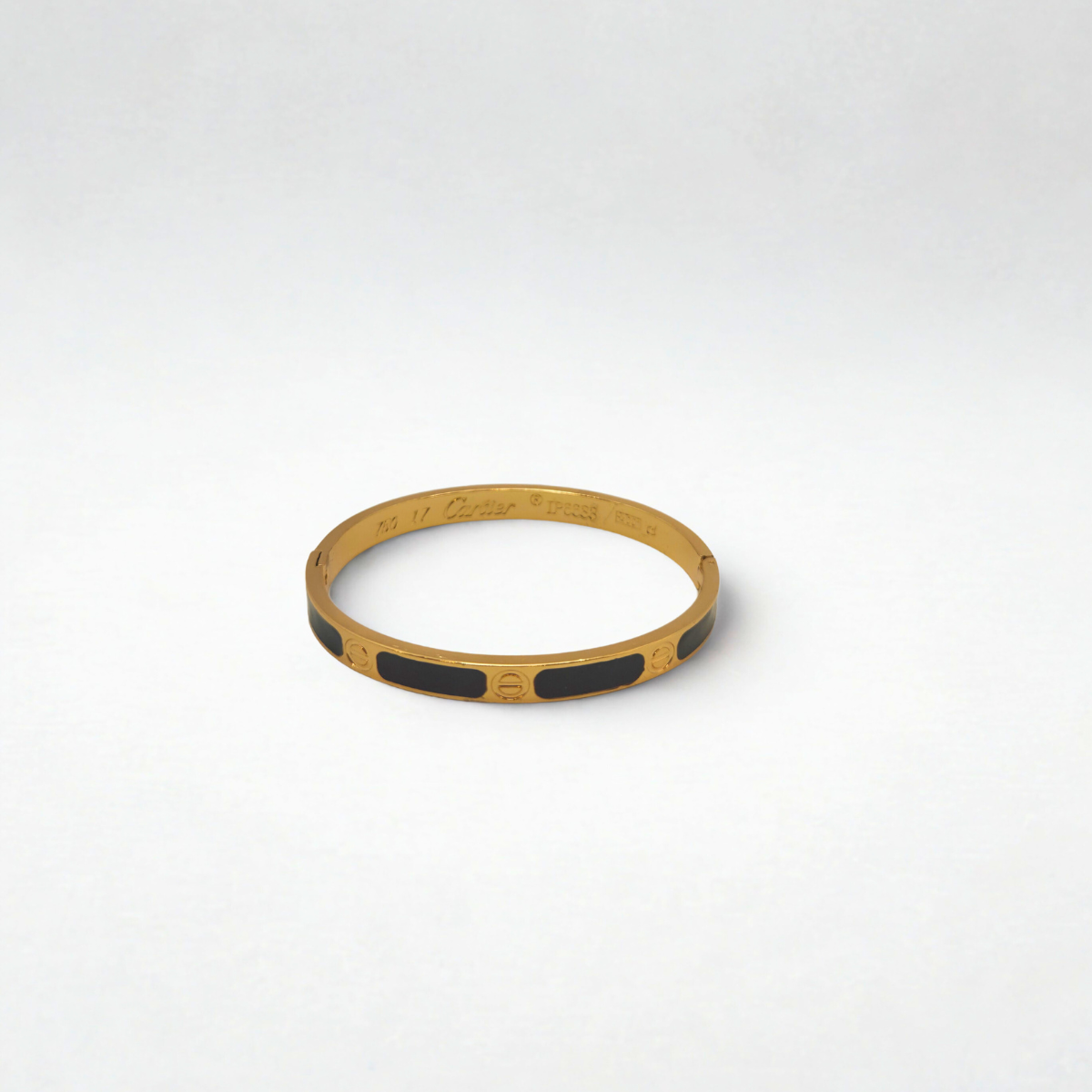 Pulsera Brazalete de Acero Chapado en Oro de 18K 100% con Detalles Esmaltados en Negro