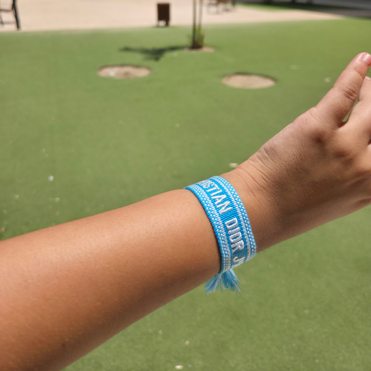 Pulsera Tejida Azul con Texto Ajustable