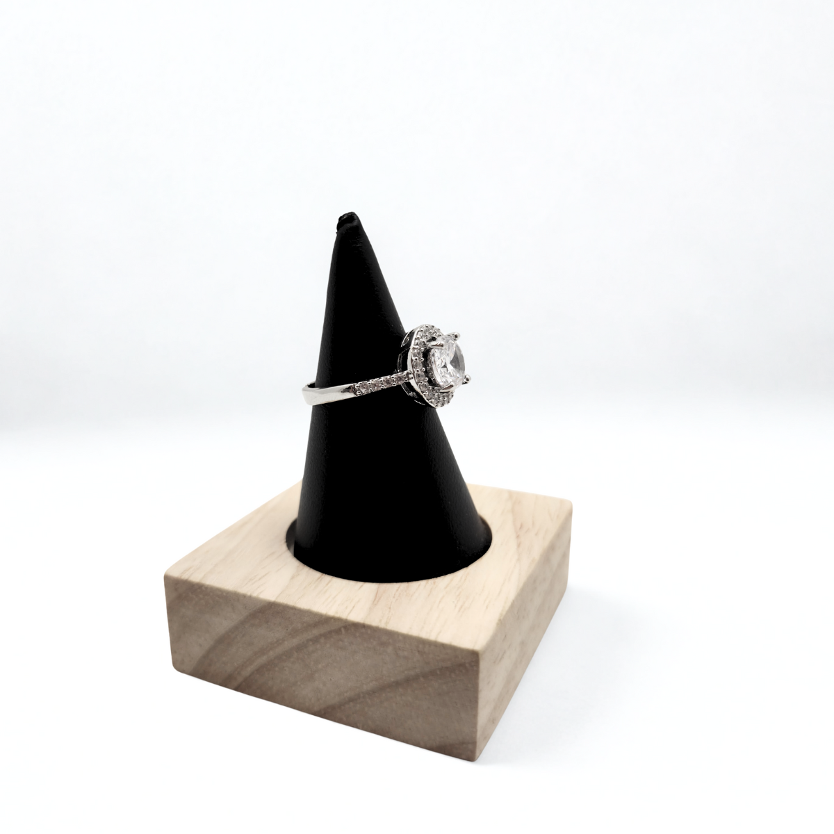 Bague ajustable « Gala » avec zircone ovale et halo – Acier plaqué or blanc 18 carats