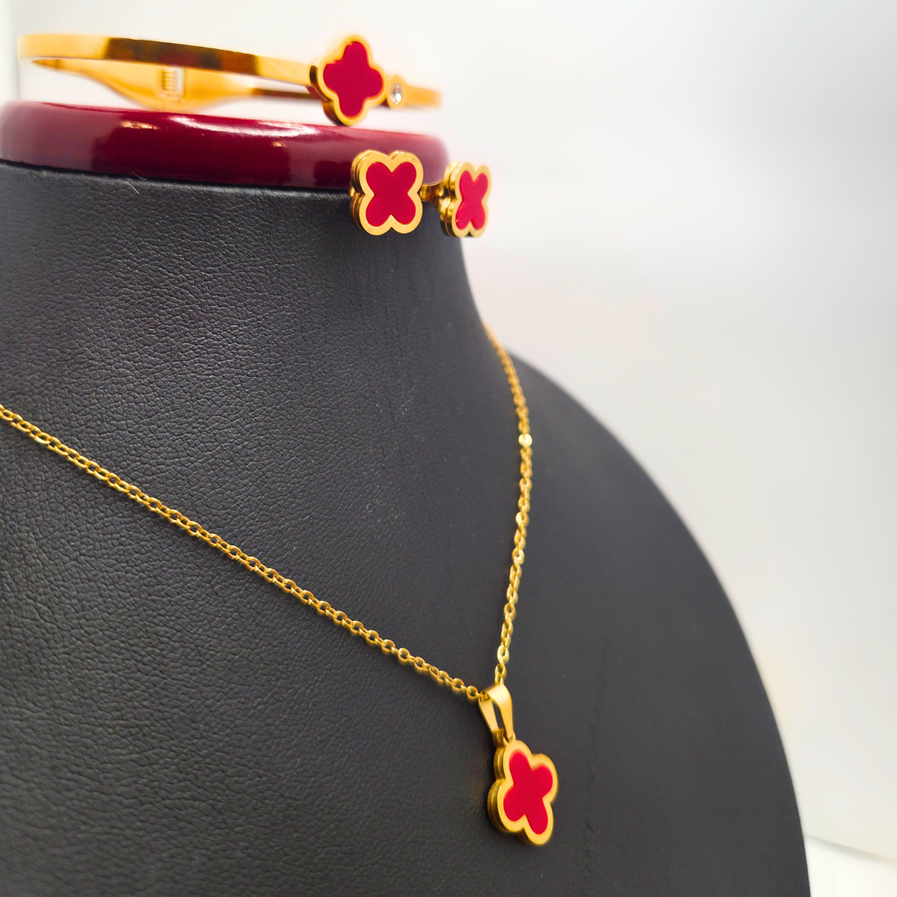 Conjunto Completo Trébol de la Suerte Rojo - Acero Bañado en Oro 18K
