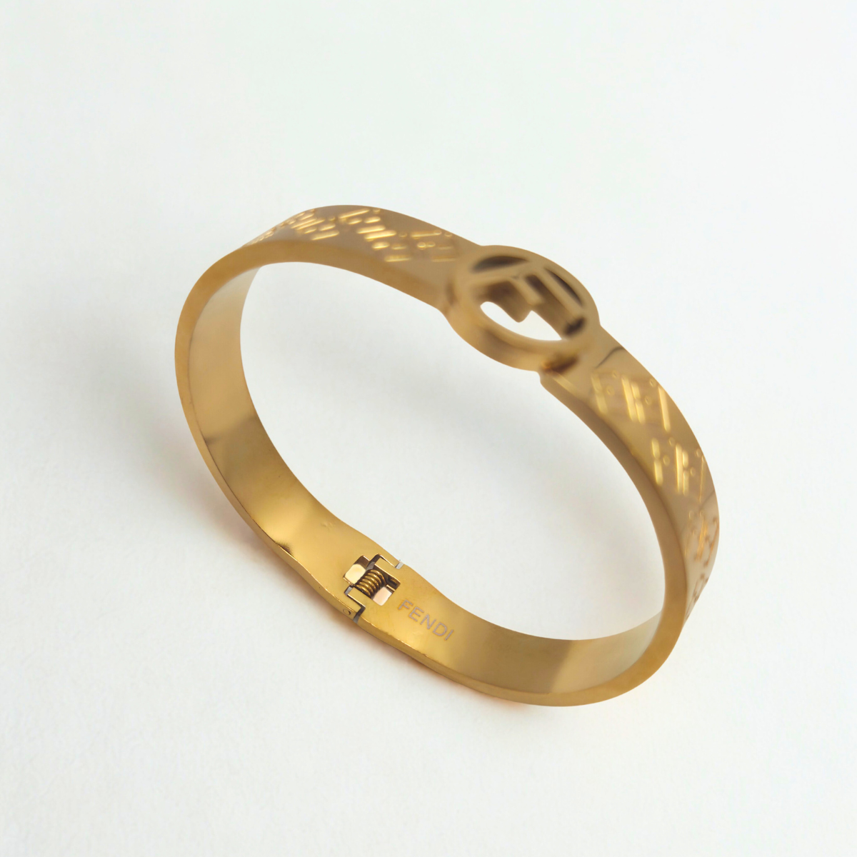 Pulsera Rígida con Patrón de Letras Entrelazadas y Círculo Central 100% Acero Bañado en Oro 18K