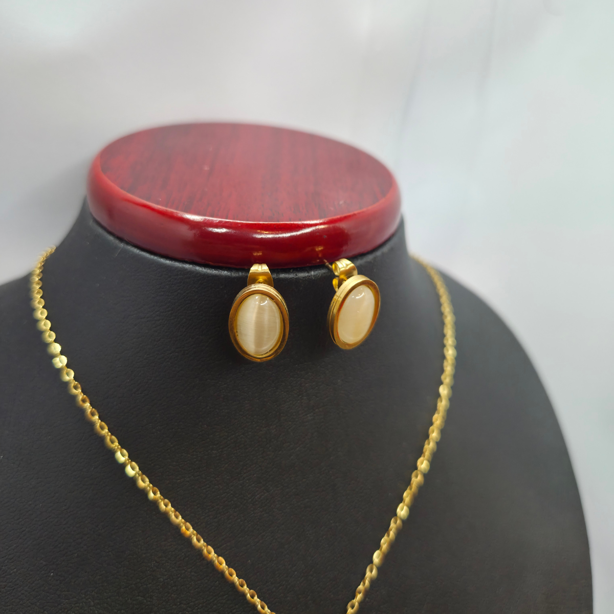 Conjunto de Joyas Clásico con Ojo de Gato Blanco - Pendientes y Collar 100% Acero Bañado en Oro de 18K