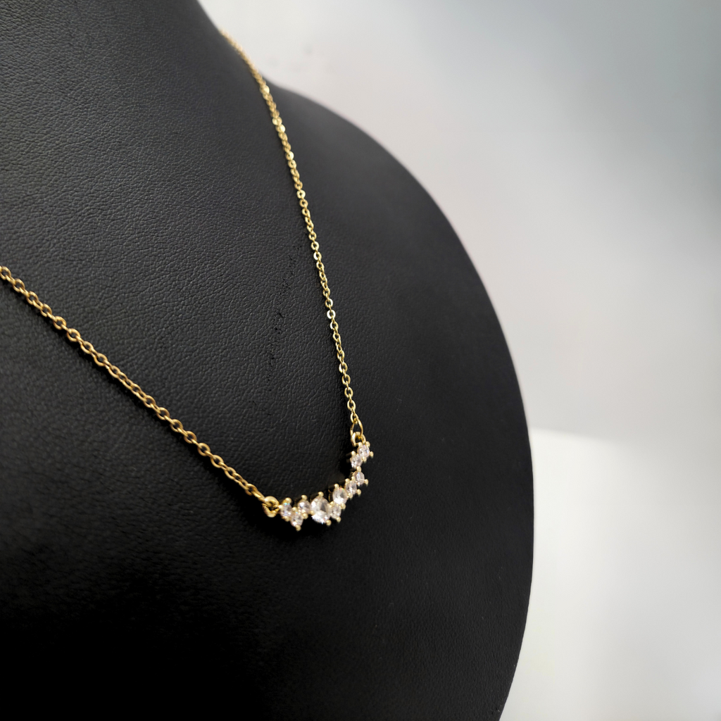 Collier courbé avec zircones brillantes 100 % acier plaqué or 18 carats