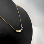 Collar Curvo con Circonitas Brillantes 100% Acero Bañado en Oro 18K