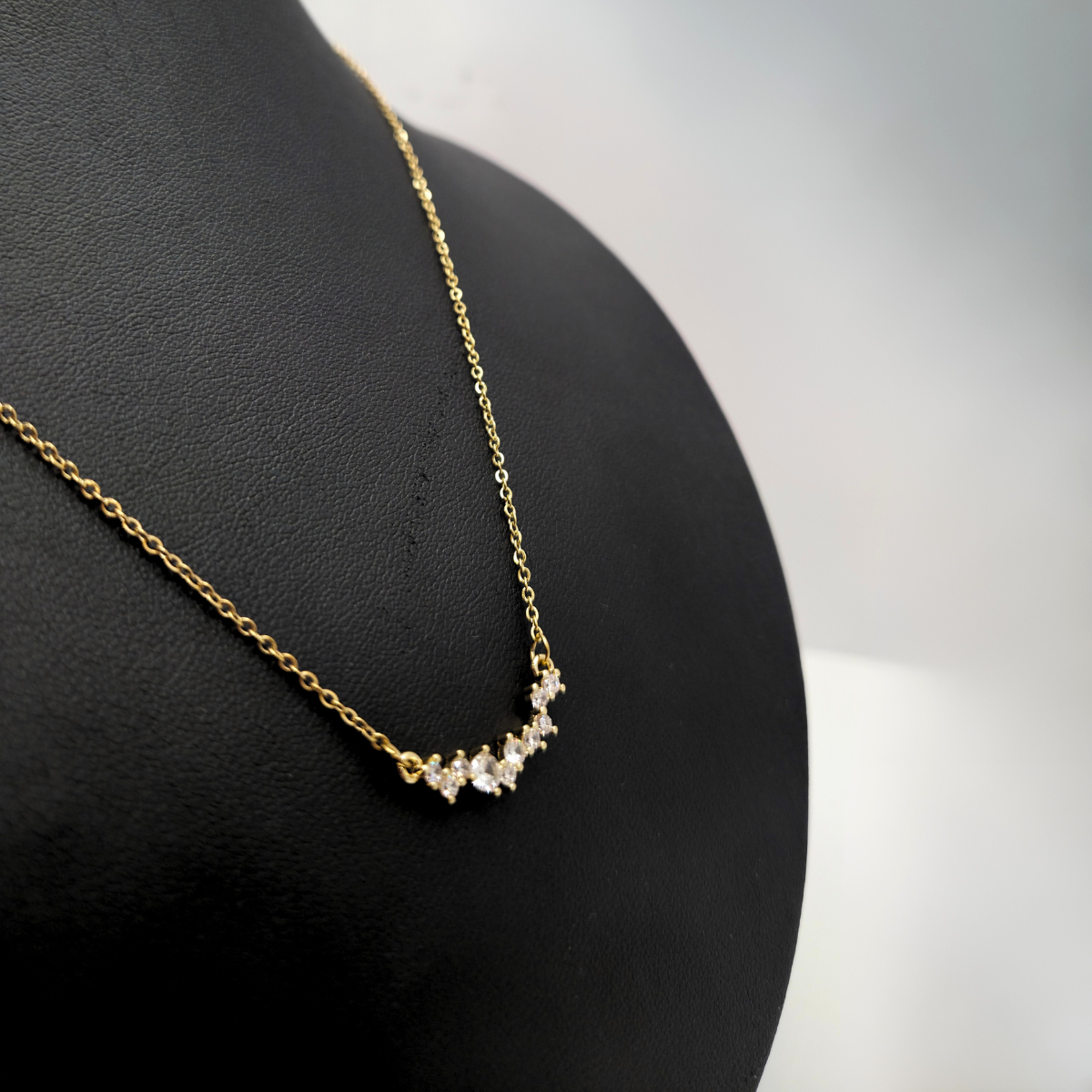 Collier courbé avec zircones brillantes 100 % acier plaqué or 18 carats