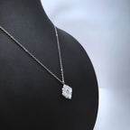 Collar Flor de Cuatro Pétalos con Nácar y Circonita Central 100% Acero Inoxidable Color Plata