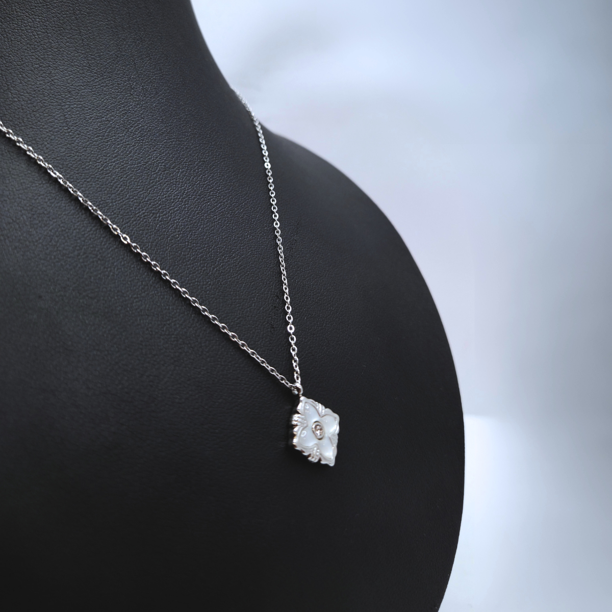 Collier fleur à quatre pétales avec nacre et zircone centrale 100 % acier inoxydable couleur argent