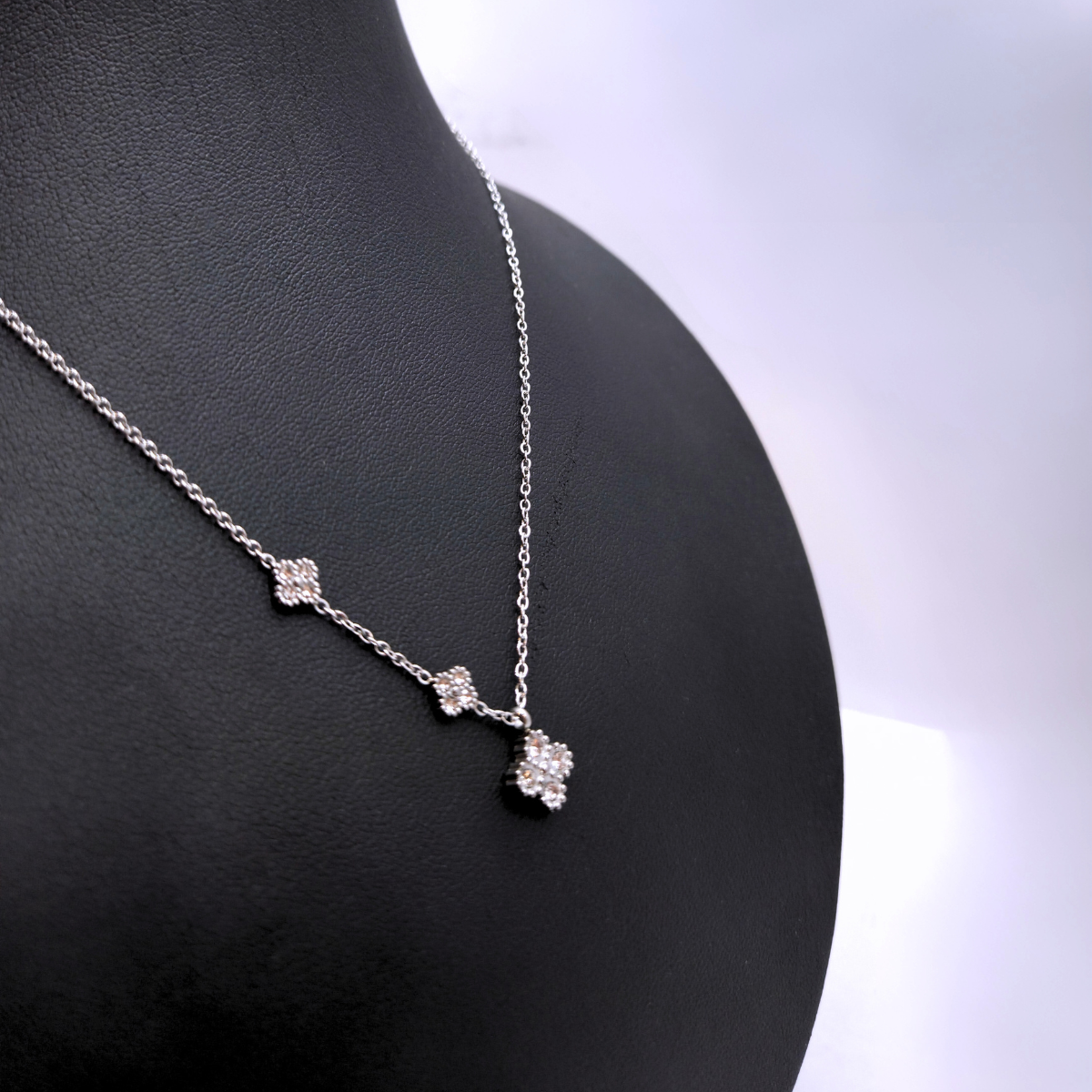 Collier trèfle avec zircone et design asymétrique 100 % acier inoxydable couleur argent