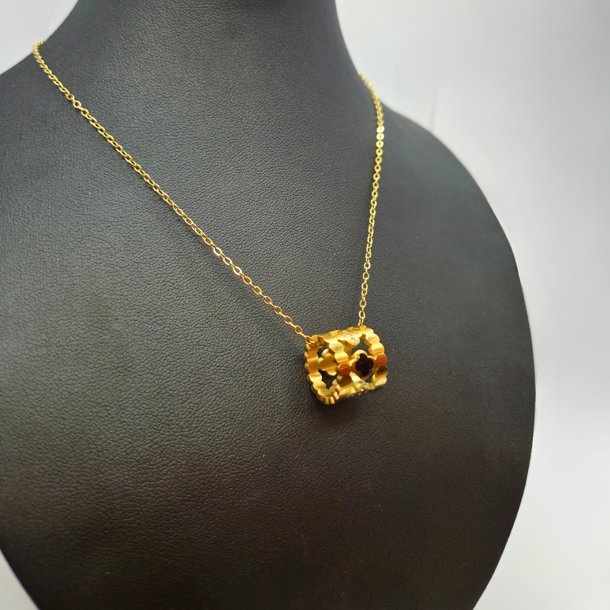 Conjunto Lujo de Diseño Geométrico (Collar, Pendientes y Pulsera) - 100% Acero Bañado en Oro 18K