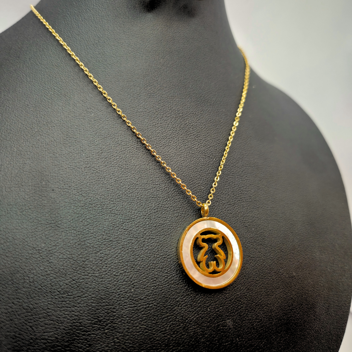 Conjunto de Collar y Pendientes con Oso y Nácar Blanco en Círculo Dorado - 100% Acero Bañado en Oro 18K