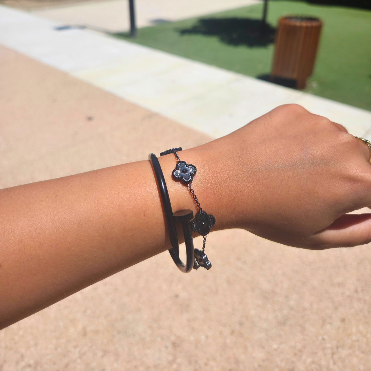 Dúo de Pulseras Negras de Acero: Brazalete Clavo y Cadena Trébol