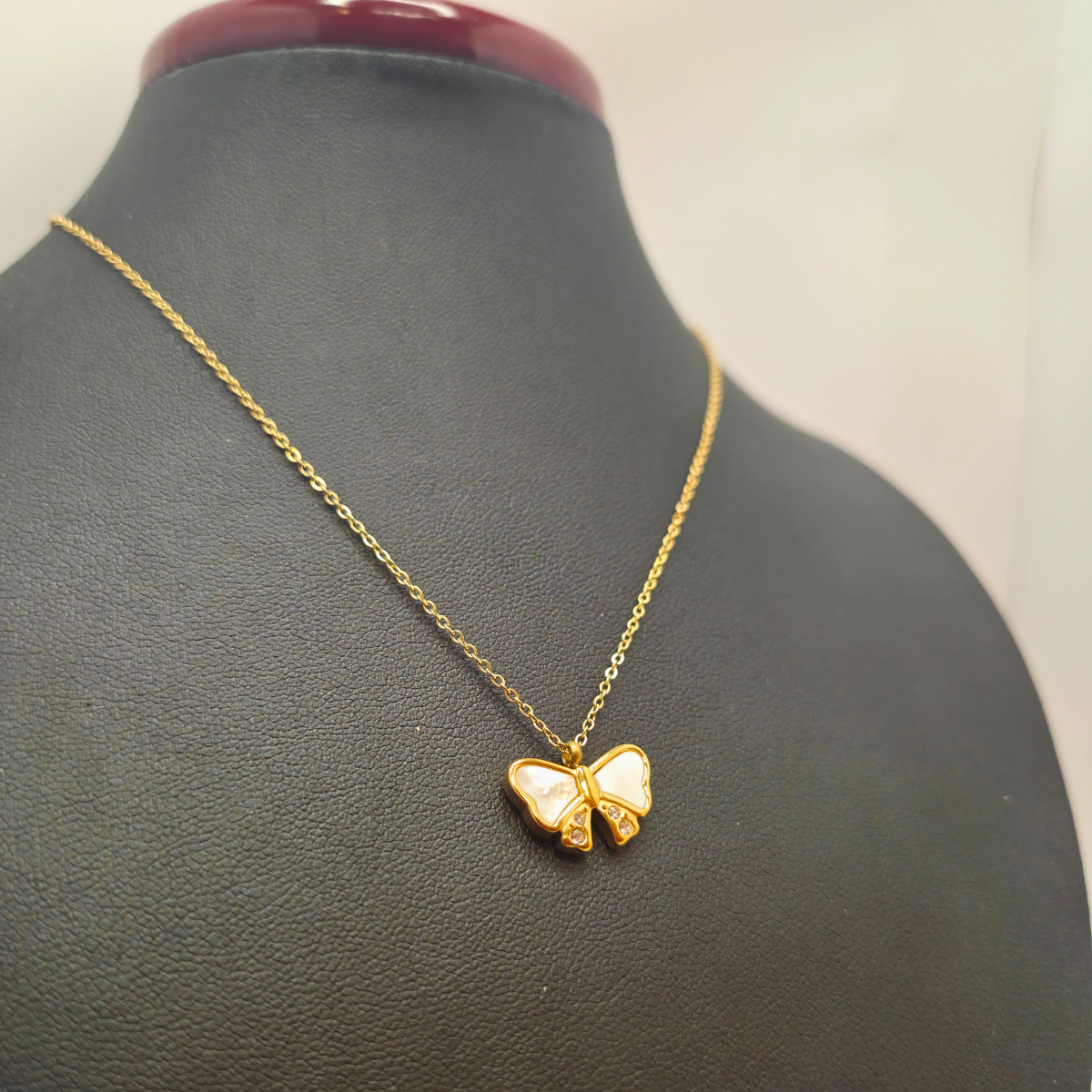 Collier 100 % acier plaqué or 18 carats avec pendentif papillon en nacre