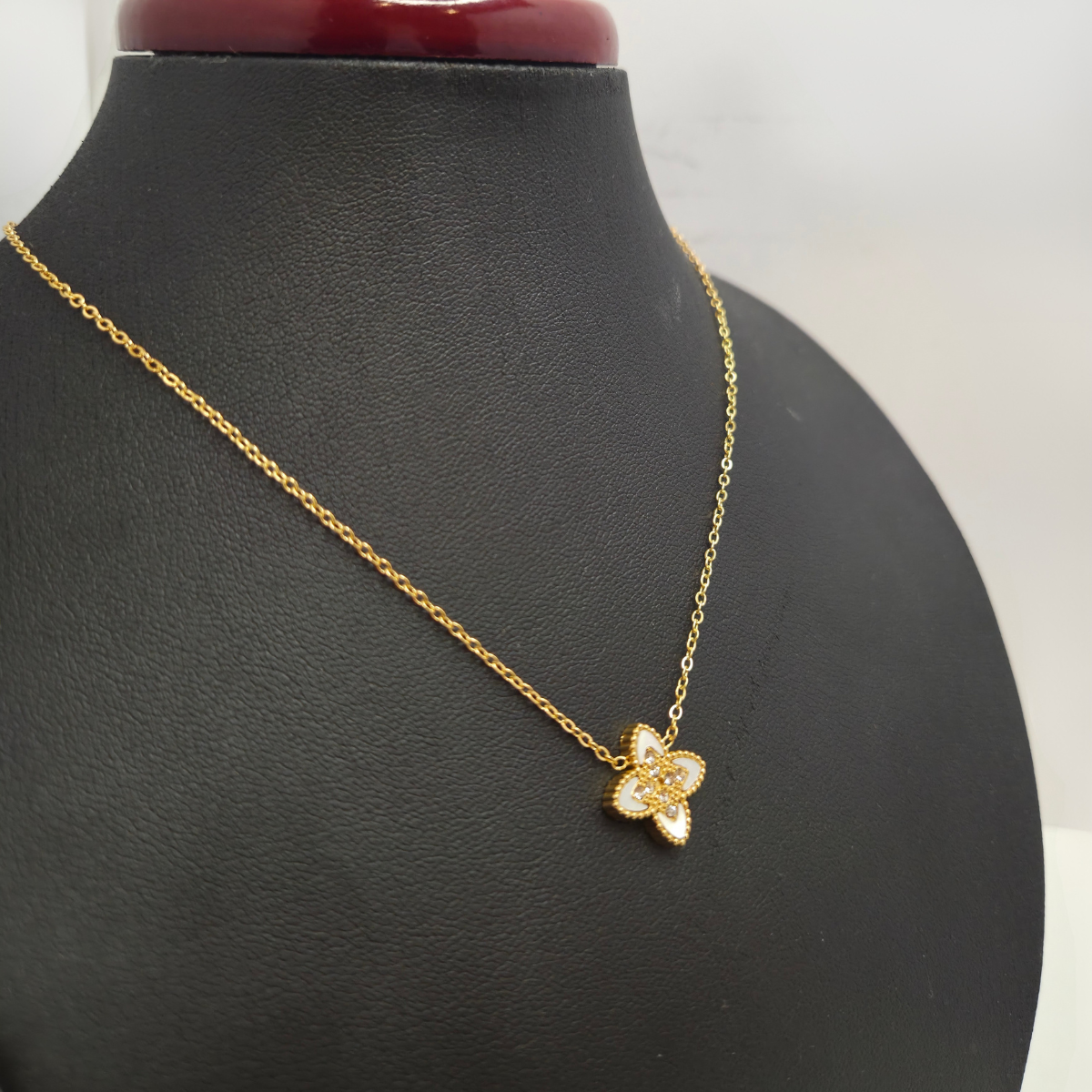 Collier pendentif fleur à quatre pétales avec nacre et zircone, 100 % acier plaqué or 18 carats