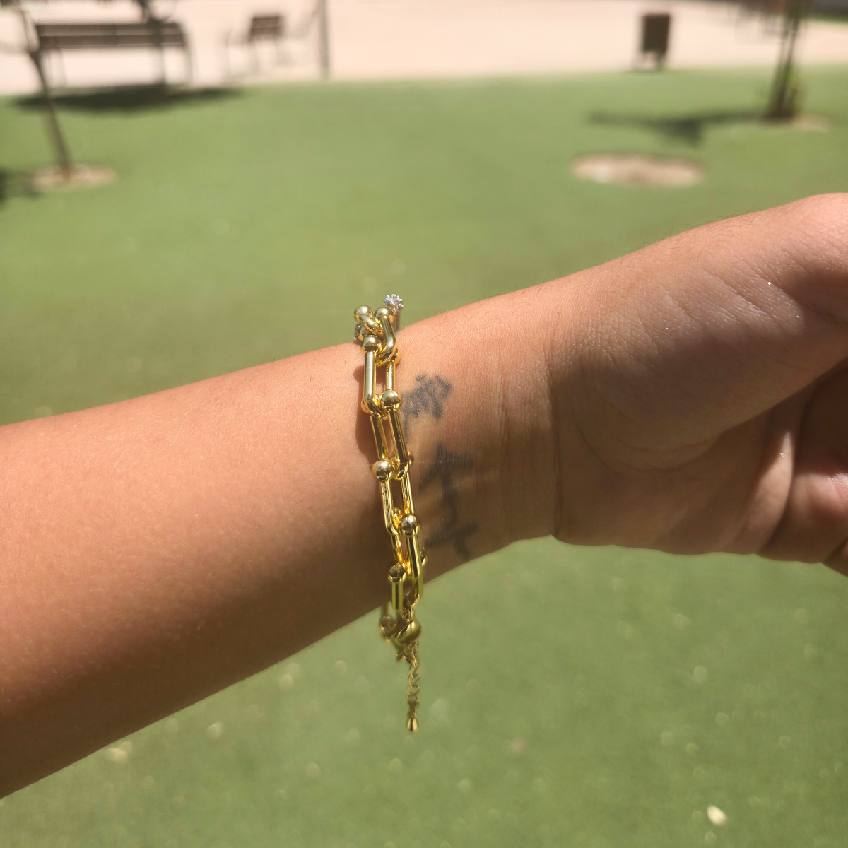 Pulsera de Cadena con Motivos de Trébol Negros - 100% Acero Bañada en Oro de 18K