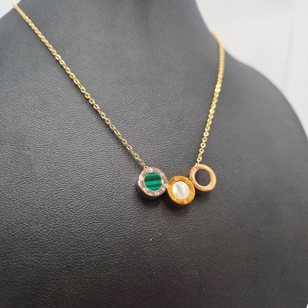 Conjunto de Collar y Pendientes de Círculos con Detalles de Color - 100% Acero Bañado en Oro de 18K