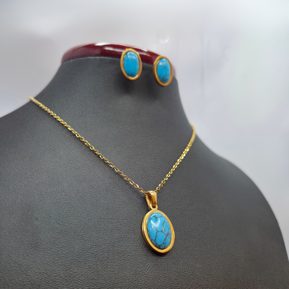 Conjunto de Collar y Pendientes con Ovalo de Piedra Turquesa Natural - 100% Acero Bañado en Oro 18K