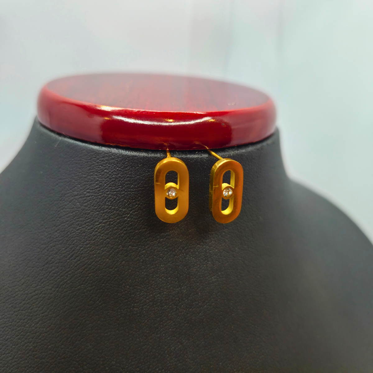 Conjunto de Joyas "Elegancia Geométrica" - Brazalete, Pendientes y Collar 100% Acero Bañado en Oro de 18K