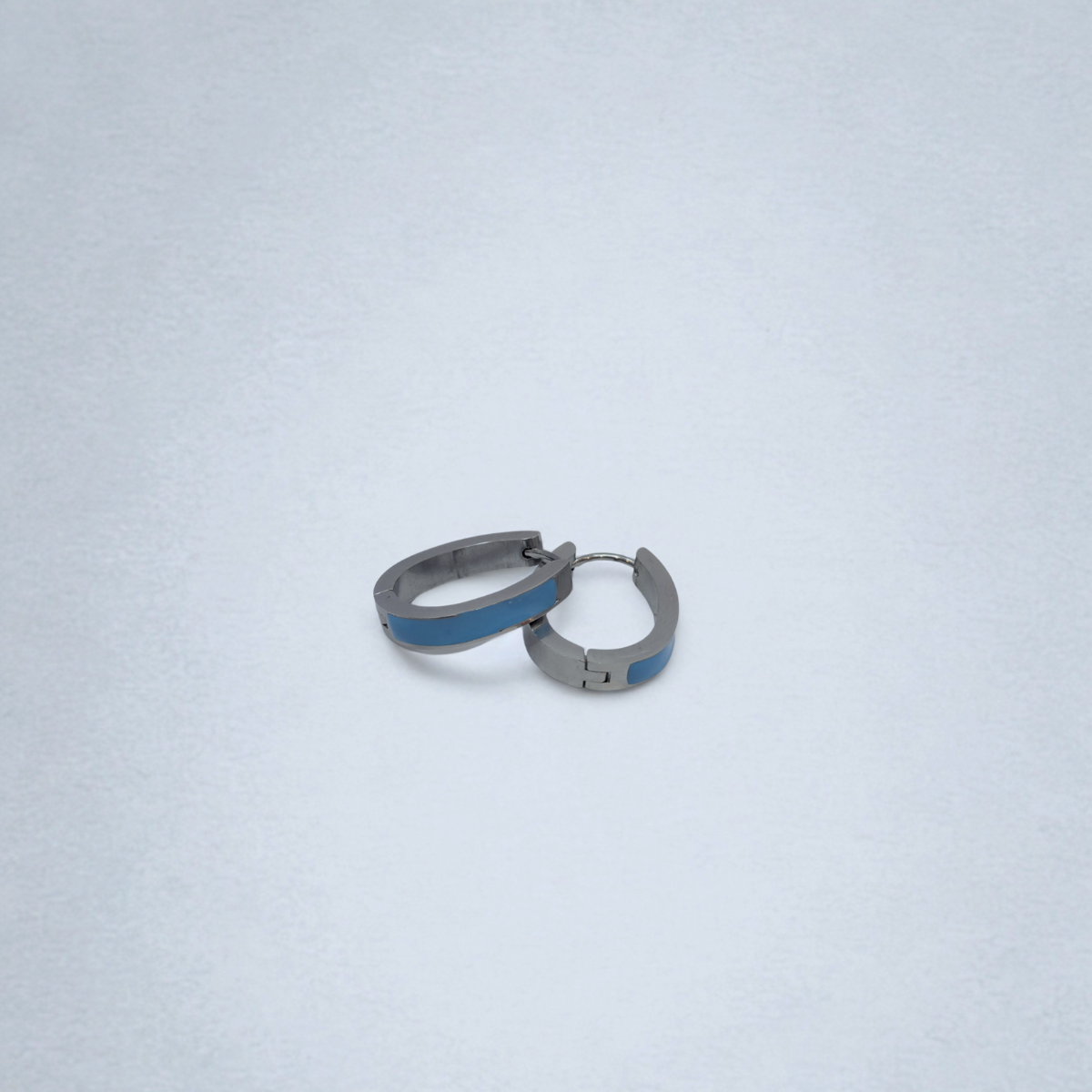 Pendientes de Aro Modernos con Detalle de Esmalte Azul Cielo - Acero Inoxidable